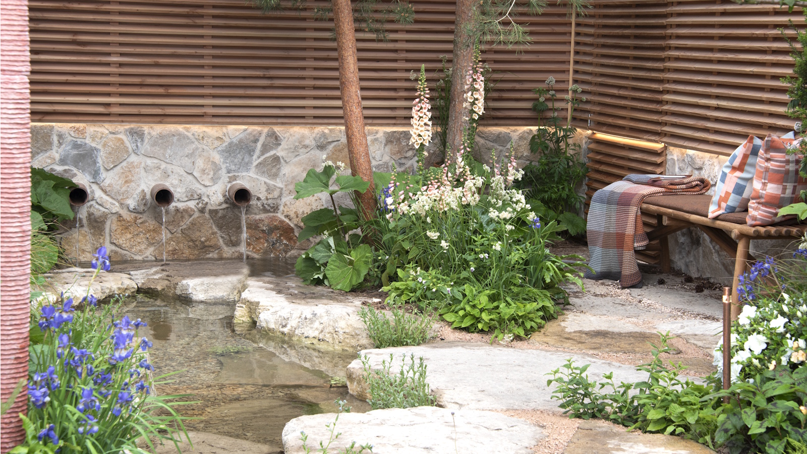 Fence line landscaping ideas: 10 ways to beautify boundaries