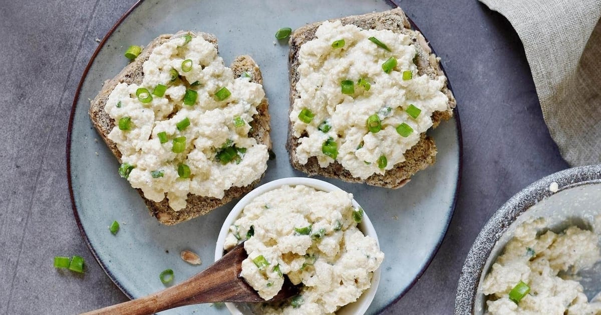 Billie Eilish’s Mom Has the Best Hack Ever for Making Vegan Cottage Cheese