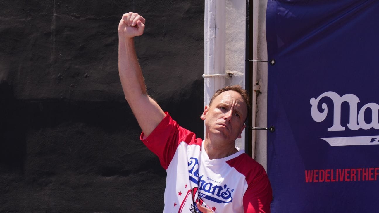 Joey Chestnut consumes 275 nuggets at Dodgers-Giants game
